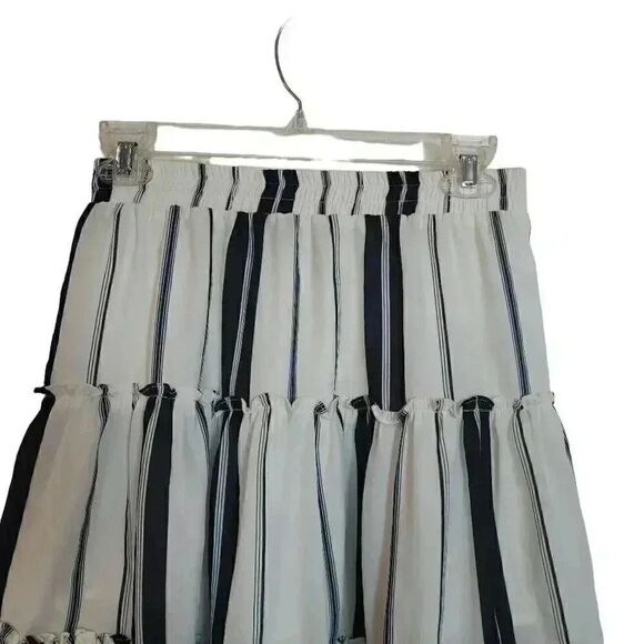AQUA Women's Ivory/Black Poly Striped Tiered Lined Mini Skirt - Picture 4 of 9